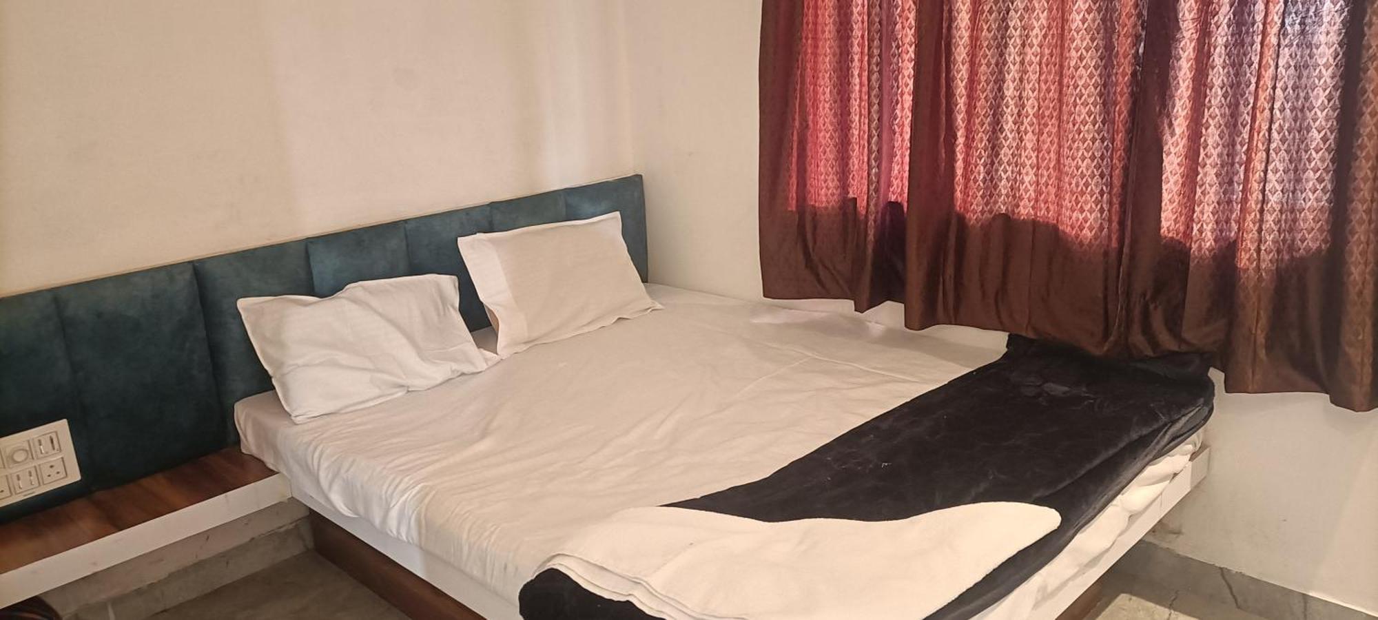 Maharaja Guest House Nashikkar Akalkot Zewnętrze zdjęcie