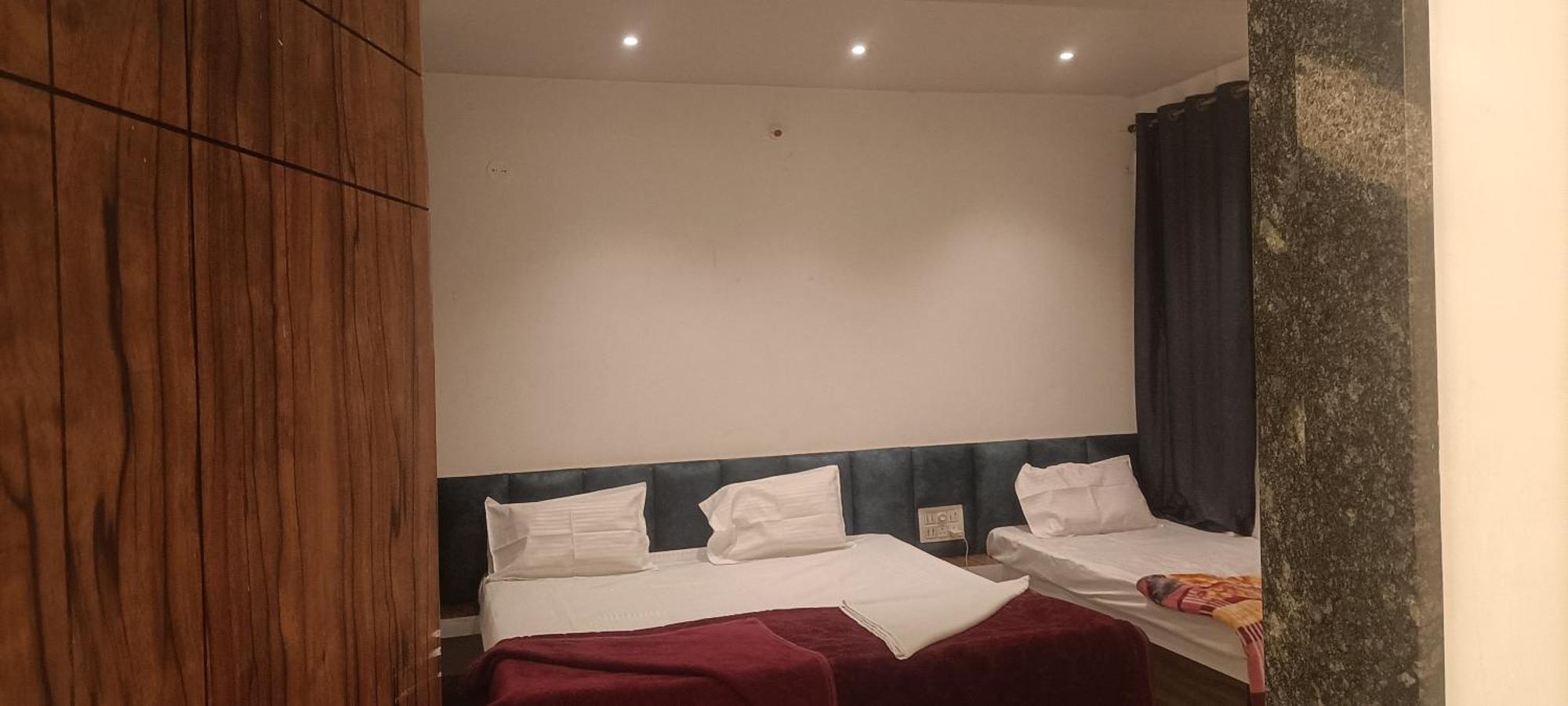 Maharaja Guest House Nashikkar Akalkot Zewnętrze zdjęcie