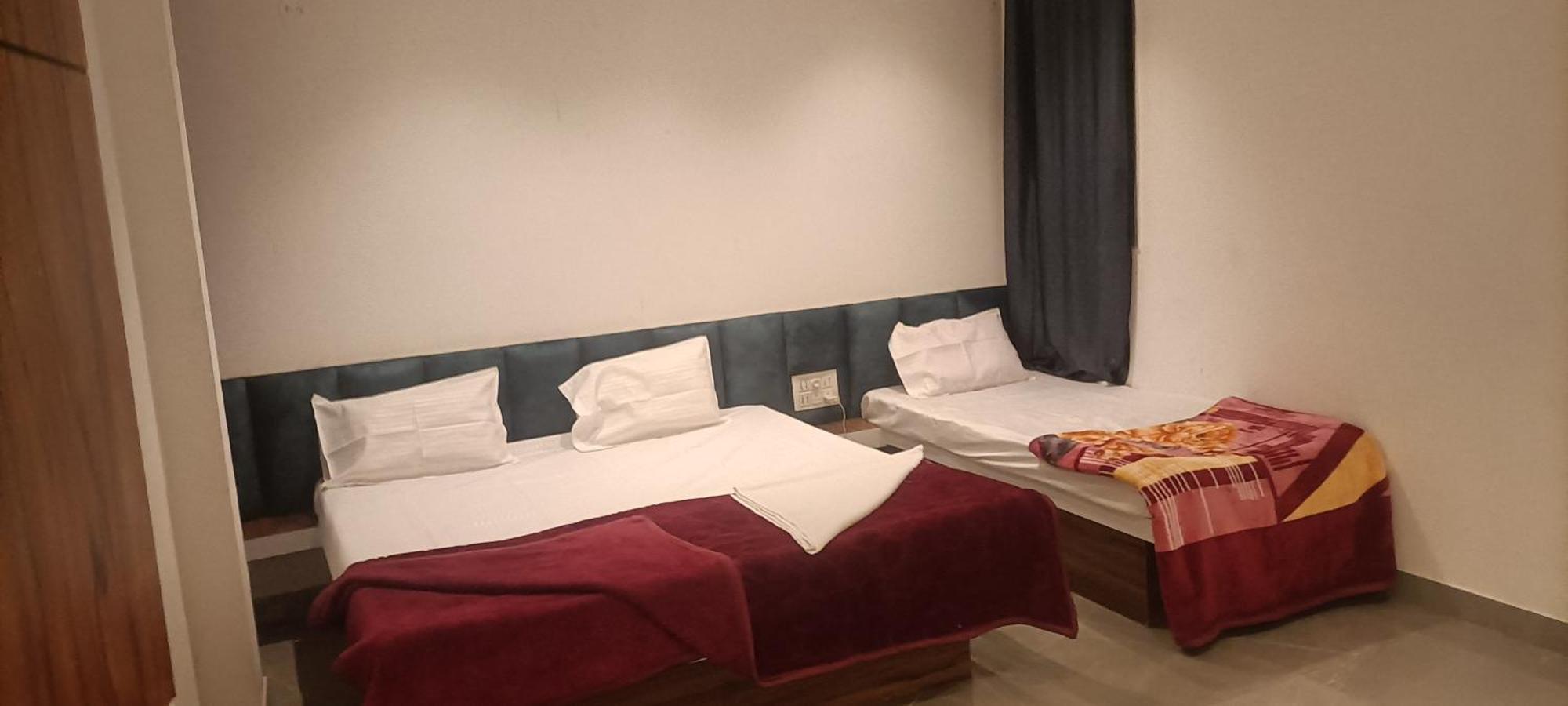 Maharaja Guest House Nashikkar Akalkot Zewnętrze zdjęcie